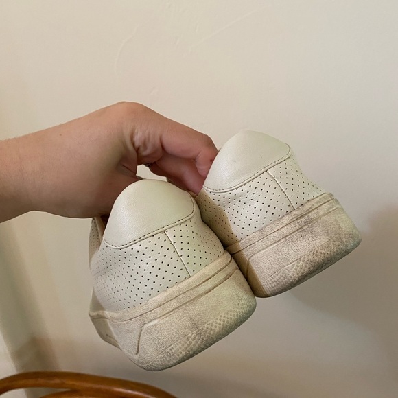 STEVE MADDEN DODGER CREAM IVORY PERFORATED FASHION SNEAKERS SIZE 8.5 - Picture 4 of 7